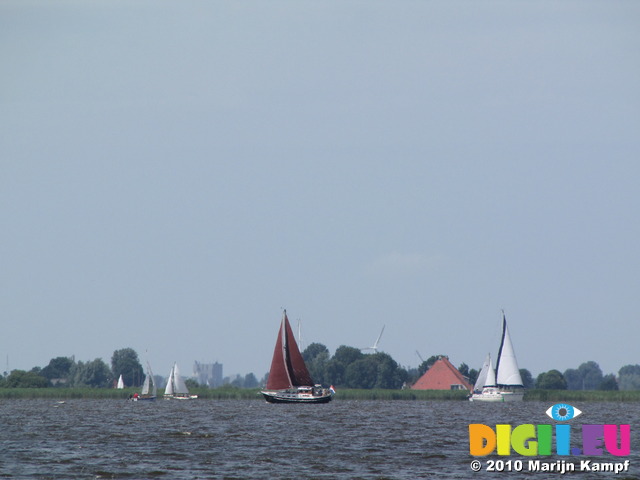 SX15062 Sailboats on Friesian lake 'De Fluezen'